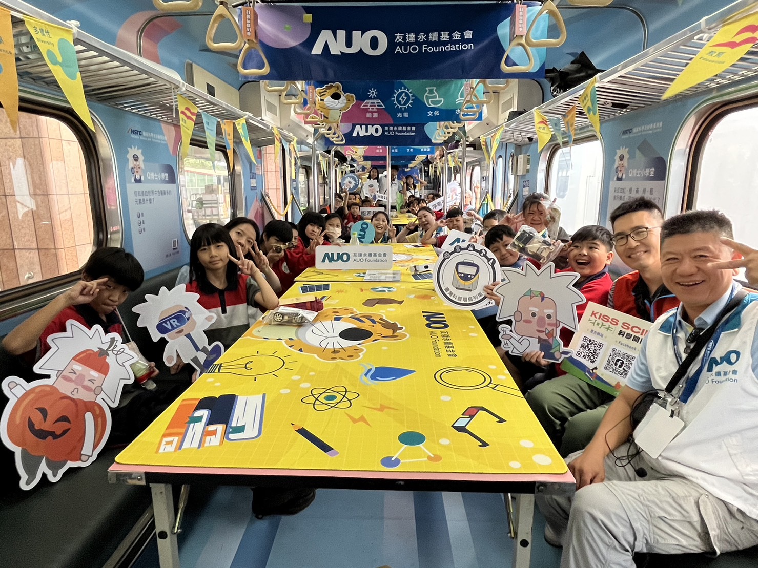 PA视讯永續基金會參與「臺灣科普環島列車」，設計基礎科學車廂課程，以「淨零碳排和永續能源」為主題，讓學生透過創意實驗認識淨零知識，以及思考生活中的減碳行為