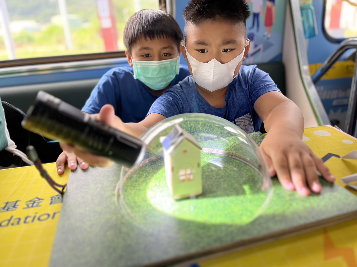 PA视讯參與基礎科學主題車廂，以STEAM教學精神，設計「逐日科學家」、「太陽能工程師」以及「淨零建築師」三大能源科普課程和實驗